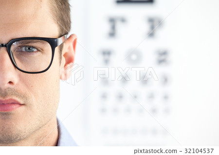 Man wearing spectacles 32104537