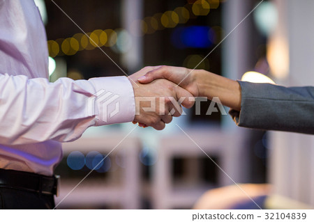 Businesspeople shaking hands 32104839