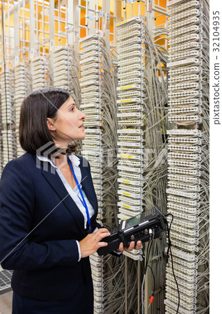 Technician using digital cable analyzer 32104935