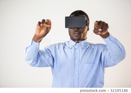 Man using virtual reality headset 32105186