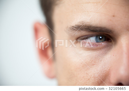 Man wearing contact lens 32105665