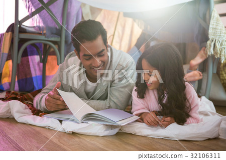 Father and daughter reading book 32106311