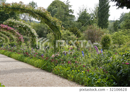 Monet's garden 32106628