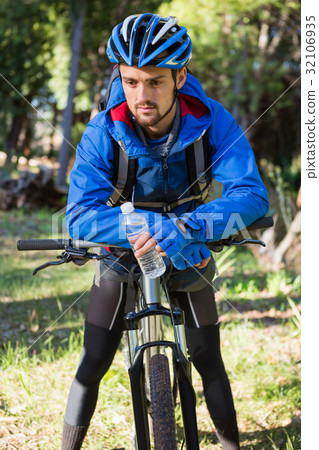 Male mountain biker standing with bicycle 32106935