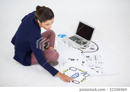 Businesswoman using a laptop 32106984