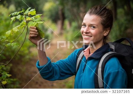 Female hiker holding a leaves 32107165