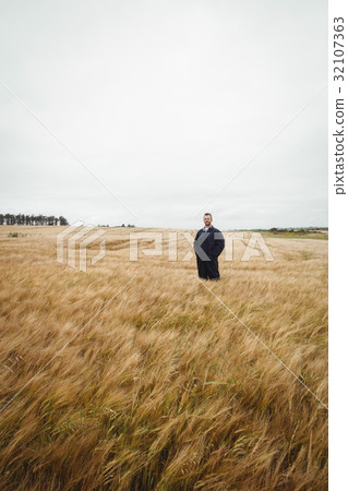 Farmer standing in the field 32107363
