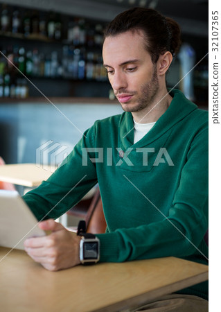 Man using digital tablet 32107365