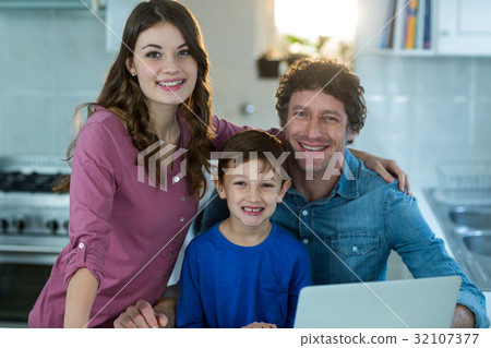 Portrait of family using laptop Portrait of family using laptop 32107377