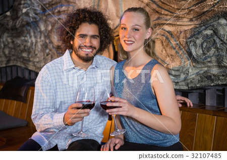 圖庫照片: couple sitting together and having glass of wine