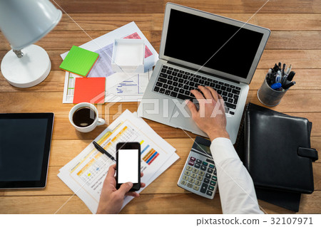 Businessman working at his desk 32107971
