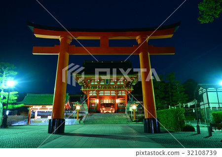 京都伏見Inari在晚上 京都伏見Inari在晚上 32108739
