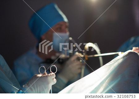 Team of surgeons performing operation 32108753