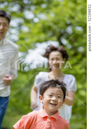 Three families running in a fresh green park Three families running in a fresh green park 32109031