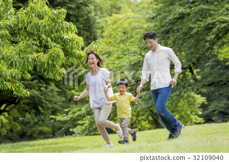 Three families running in a fresh green park 32109040