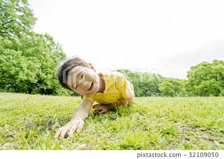 A boy playing in a fresh green park 32109050