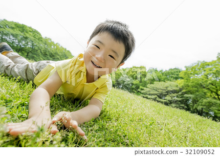 A boy playing in a fresh green park 32109052