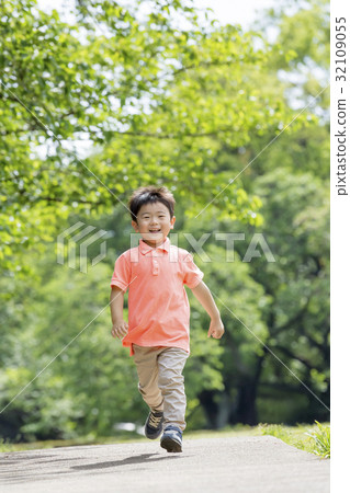 A boy who runs in a fresh green park 32109055