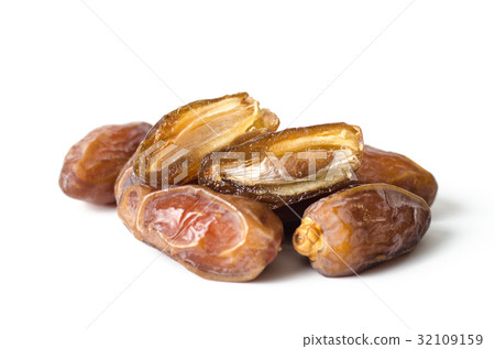 Dried date palm fruit (Deglet Noor) on white Dried date palm fruit (Deglet Noor) on white 32109159