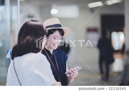 女子旅行機場 32110343