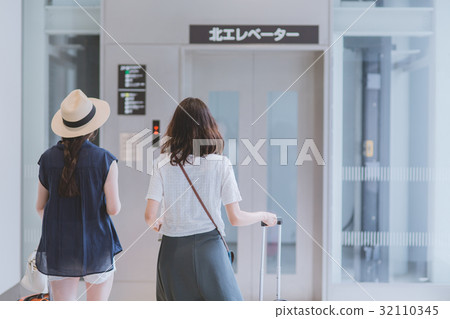 Women's travel airport 32110345