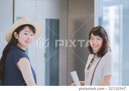 Women's travel airport 32110347