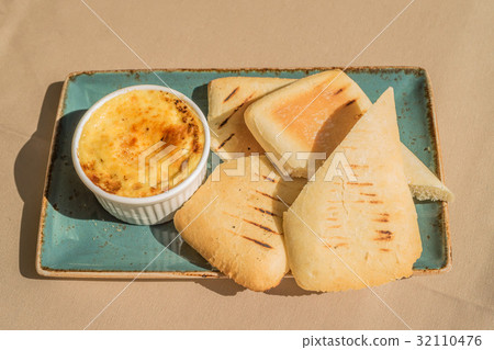 Casserole with mushrooms and cheese with tortilla 32110476