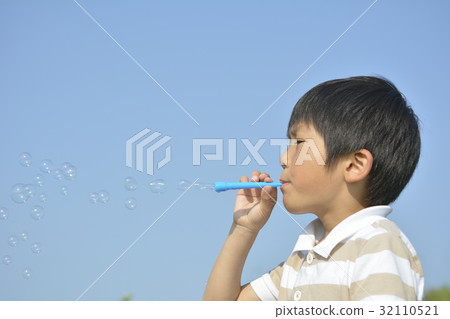 男孩玩肥皂泡 男孩玩肥皂泡 32110521
