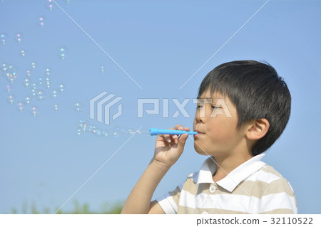 男孩玩肥皂泡 32110522