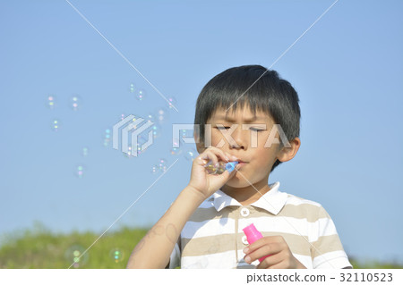 男孩玩肥皂泡 男孩玩肥皂泡 32110523