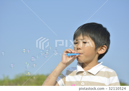 男孩玩肥皂泡 男孩玩肥皂泡 32110524