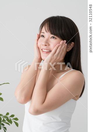 做護膚，打手的女性 32110548