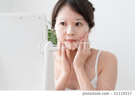 Young woman doing skin care, sheet mask, sheet pack 32110557