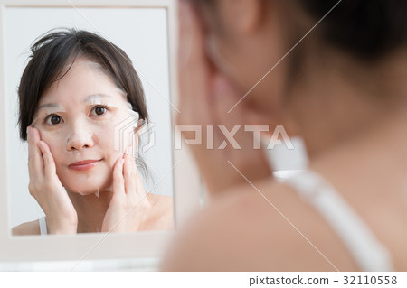 Young woman doing skin care, sheet mask, sheet pack 32110558