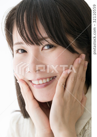 A young woman with a smile 32110559