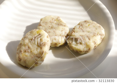 Making croquette 32113830