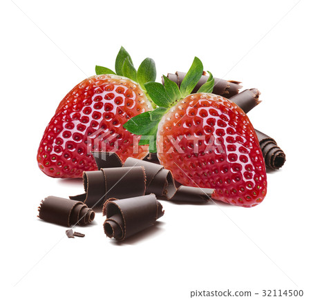 Strawberry chocolate shavings isolated on white 32114500