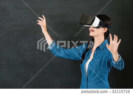 asian woman student control screen with VR headset asian woman student control screen with VR headset 32115716
