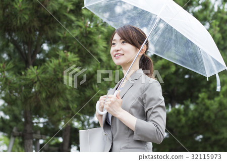 指向傘的女商人 32115973