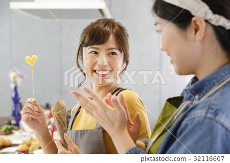 Cooking class making sweets Cooking class making sweets 32116607