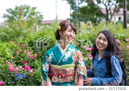Women and friends wearing kimono 32117028