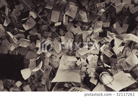 Scattered papers 32117261