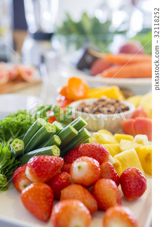 新鮮的食物 32118252