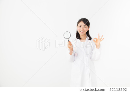 Doctor with magnifying glass 32118292