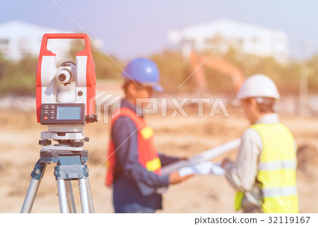 Construction engineer and foreman 32119167