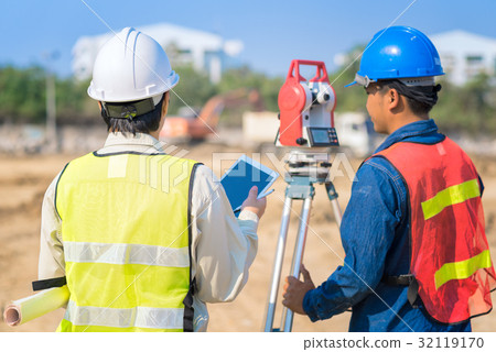 Construction engineer and foreman 32119170