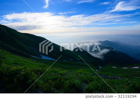 仲夏北阿爾卑斯山Karatsubadake - Goryosakudan山脊線視圖 仲夏北阿爾卑斯山Karatsubadake - Goryosakudan山脊線視圖 32119294