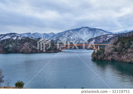冬天Miyagase湖和彩虹橋 32119751