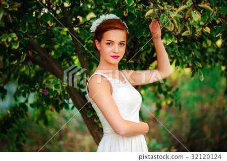 beautiful bride holding a lot of cream 32120124
