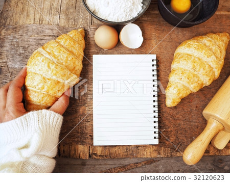 Croissants with blank notepad Croissants with blank notepad 32120623